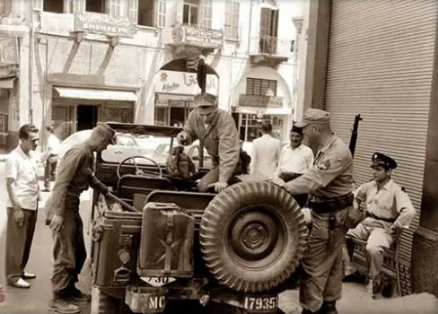 جنود مارينز أميركيون في أحد شوارع بيروت سنة 1958 